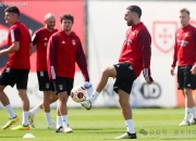 包含摩纳哥重新签约年月日球员，强化中场的词条