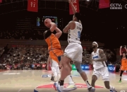 赛场上一位球员跑动速度惊人，获胜关键在于攻防转换的简单介绍